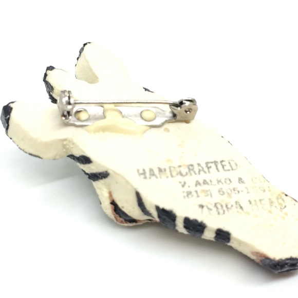 VINTAGE LARGE ZEBRA HEAD HANDCRAFTED SIGNED PLASTIC BROOCH 80S STATEMENT SAFARI - Picture 13 of 15